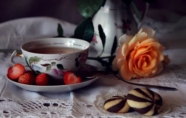 Eine Tasse Tee, ein Keks und eine Rose. — Stockfoto
