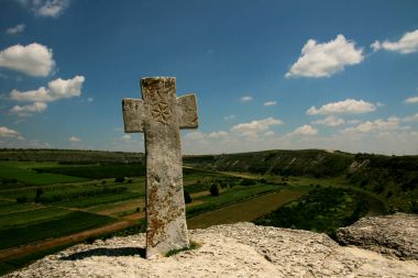 Bir taş ile güzel sahne alan arka plan üzerinde çapraz.