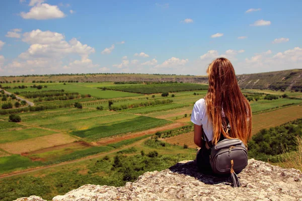 Bir kız ile onu geri oturan ve mesafe ve alanları bakıyor.