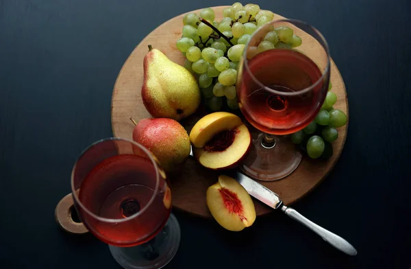Vasos con vino rosa y fruta . —  Fotos de Stock
