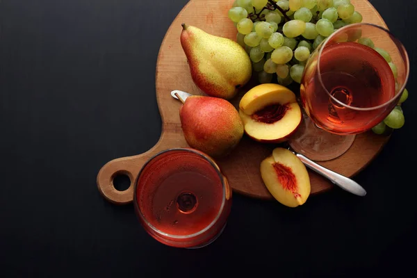 Bril met roze wijn en fruit. — Stockfoto