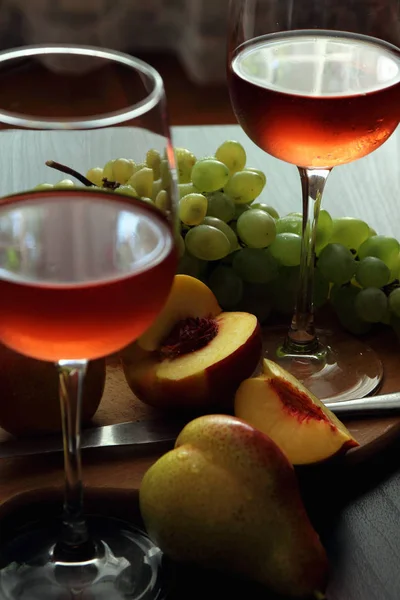 Vasos con vino rosa y fruta . —  Fotos de Stock