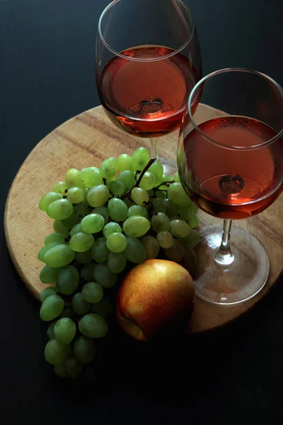 Brýle s růžové víno a ovocem. — Stock fotografie