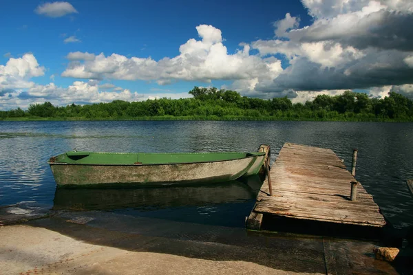 Houten boot op de pier. — Stockfoto