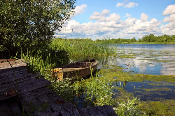 Houten boot, permanent op de rivier bank — Stockfoto