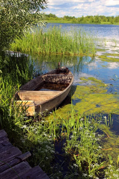 Houten boot, permanent op de rivier bank — Stockfoto