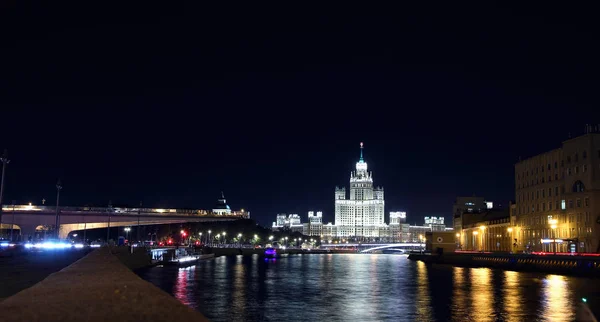 Weergave van de Vysotka op Kotelnicheskaya Embankment en Moskou rivier in de avond. — Stockfoto