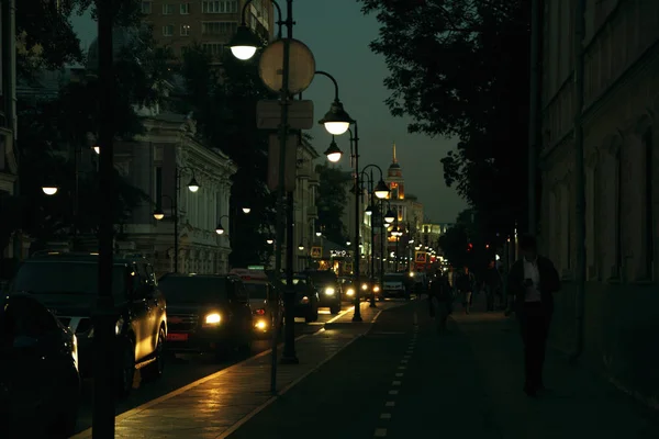 Pyatnitskaya Caddesi'ne sokakta trafik ile akşam göster. — Stok fotoğraf