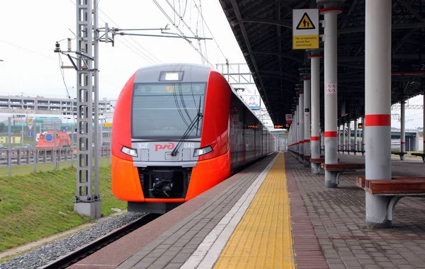 Tillnärmning av sammansättningen ”svälja” på plattformen av Moskva Central ringen, vid stationen Stockholm. — Stockfoto