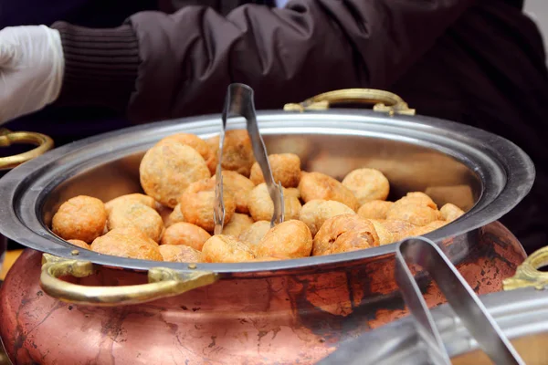 Kachori Hint pazarda lezzetli Hint köftesi. — Stok fotoğraf