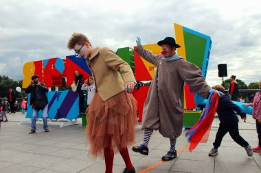 Palyaçolar, Moskova şehir gününde eğlenceyi seven çocuklar bir grup.