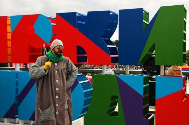  Onun zamanında performans bekleyen bir üzgün palyaço.