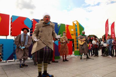 Palyaçolar, Moskova şehir gününde eğlenceyi seven çocuklar bir grup.