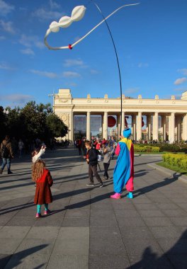 Palyaço, Moskova şehir günü kutlama Konuklar ağırlıyor.