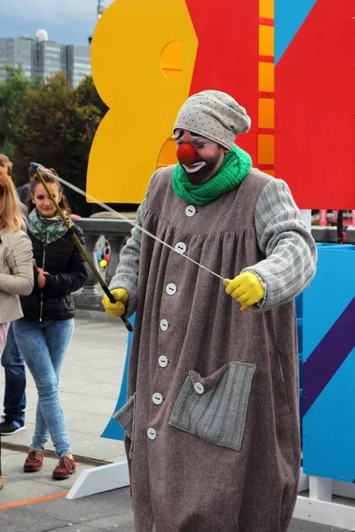 İnsanlar sürecinde sunulması, palyaço, eğlenceli.