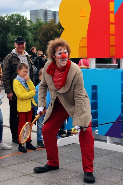 İnsanlar eğlenceli parlak giysilerle palyaço.