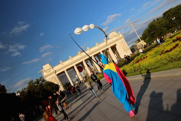 Clown, der Gäste bei der Feier des Tages der Stadt Moskau begrüßt. — Stockfoto