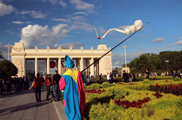 Palyaço, Moskova şehir günü kutlama Konuklar ağırlıyor.