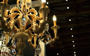 Güzel bir avize, yanma ve yanardöner.