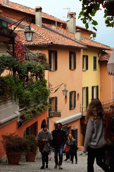 2017 観光客や多くのショップにある狭い通りのイタリア ベラージオ ビュー — ストック写真