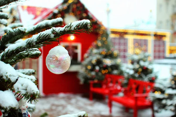 Árvores Natal Lindamente Decorados Uma Pequena Casa Bonito Decorado Estilo — Fotografia de Stock