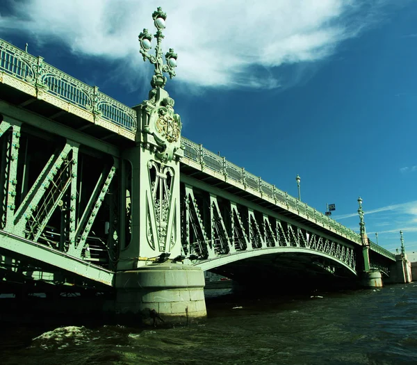 Utsikt Över Den Vackra Bron Från Båt Flod Promenad — Stockfoto