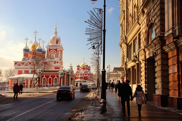 2018 古代の首都の通りのロシア モスクワ ビューと呼ばれる Varvarka 当時の古い寺院 — ストック写真