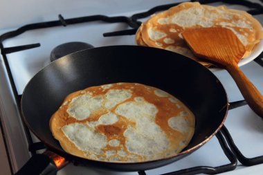Bir tavada krep pişirme.