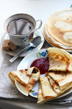 Çay krep ve reçel ile.