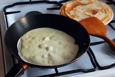 Bir tavada krep pişirme.