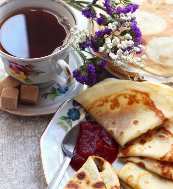 Çay krep ve reçel ile.