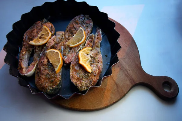 Rote Fischstücke Gewürzt Mit Gewürzen Einer Pfanne Liegend — Stockfoto