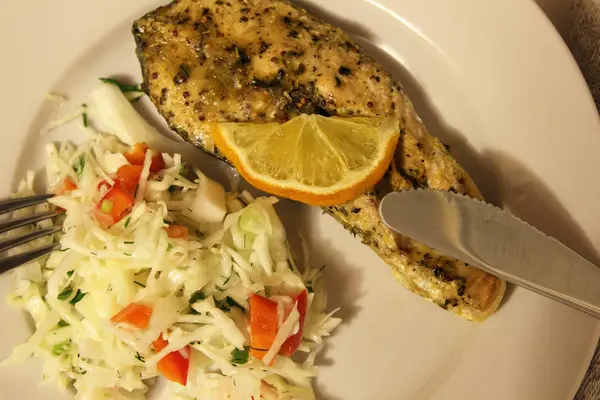 Placa Con Una Porción Pescado Rojo Ensalada — Foto de Stock