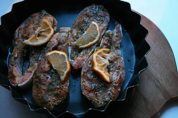 Bitar Röd Fisk Smaksatt Med Kryddor Liggande Stekpanna — Stockfoto