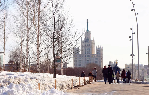 Marzo 2018 Moscú Rusia Vista Vysotka Kotelnicheskaya Embankment Gente Paseando — Foto de Stock