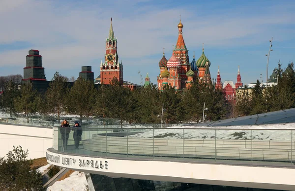 2018 スパスキー タワーと首都の中心で 公園でポクロフ スキー大聖堂のモスクワ ロシア ビュー — ストック写真