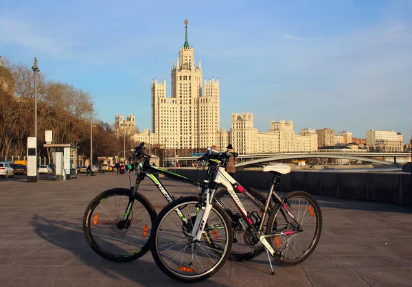 Avril 2018 Moscou Vue Des Vélos Debout Une Tour Sur — Photo