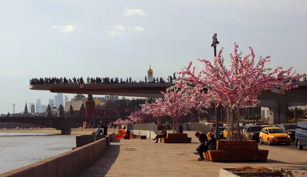 Abril 2018 Moscú Rusia Vista Del Puente Flotante Con Los — Foto de Stock