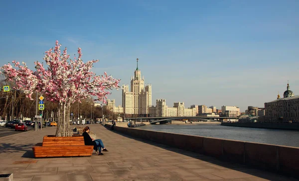 April 2018 Moskva Ryssland Utsikt Över Skyskrapan Kotelnitjeskaja Banvallen Och — Stockfoto