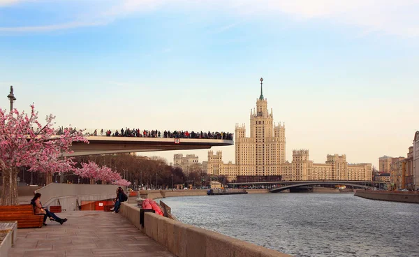 April 2018 Moskva Ryssland Utsikt Över Bron Flytande Med Turister — Stockfoto