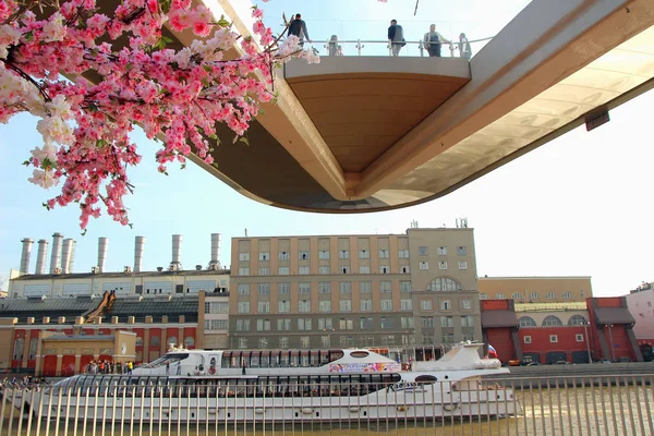 Abril 2018 Moscú Rusia Vista Del Puente Flotante Con Los — Foto de Stock