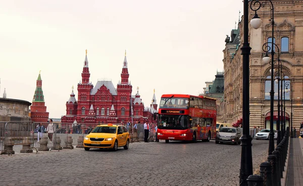 Abril 2018 Moscou Rússia Vista Praça Vermelha Museu Histórico Ônibus — Fotografia de Stock