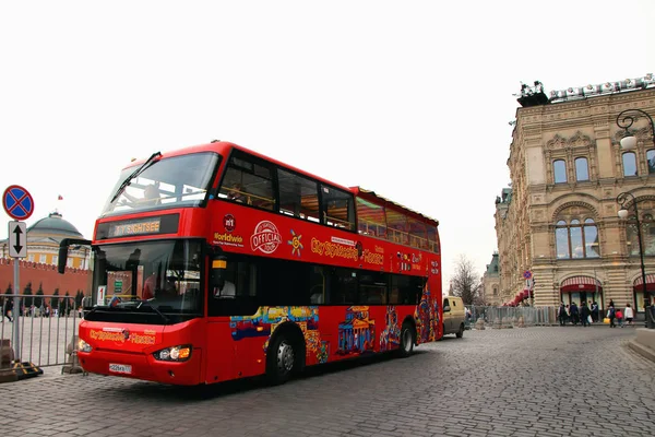 April 2018 Moskva Ryssland Syn Turistbussen Och Den Guma Byggnad — Stockfoto