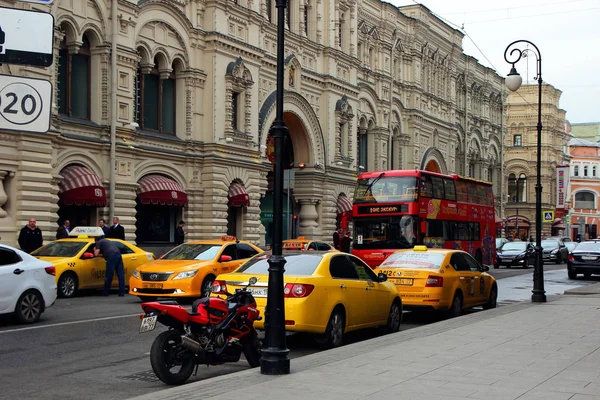 Kwietnia 2018 Moskwa Rosja Zobacz Jezdni Samochodami Guma Budynku Placu — Zdjęcie stockowe