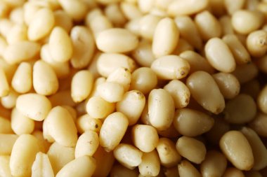 Doğal çiğ çam fıstığı dokusu kabuğu. Yiyecek için doğal çam fıstığı, keto diyeti, sağlıklı beslenme, alternatif tıp. Doğal çam fıstığı cilt, saç ve tırnakları geliştirmek için. Uykusuzluk tedavisi