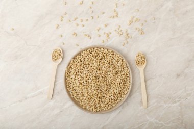 Tabakta çam fıstığı ve mermer bir masada yemek için tahta kaşıklar. Keto diyeti, sağlıklı vejetaryen yemeği kavramı. Metin için üst görünüm veya düz görünüm kopyalama alanı