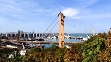 Otoyol köprüsü, limandaki demiryolu, Granary asansörleri, yatlar, gemiler, sonbaharda Odessa limanında yüzen yük vinçleri. Lojistik ihracat ithalat sektörü kavramı.
