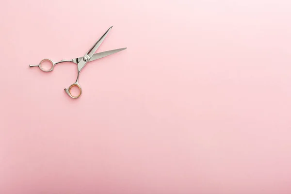 Ferramentas de cabeleireiro. Tesoura de cabeleireiro em fundo cor-de-rosa com espaço de cópia para texto. Serviço de cabeleireiro. Serviço de salão de beleza — Fotografia de Stock