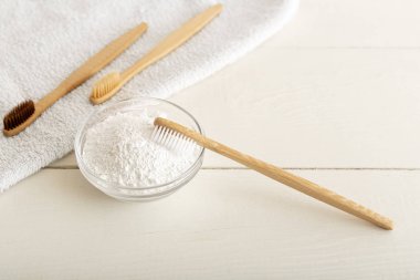 Bambu diş fırçaları ve diş fırçası beyaz arka planda pamuk havluya karşı diş fırçası. Biyo-çözünebilir doğal bambu diş fırçası. Çevre dostu, sıfır atık, diş bakımı plastik içermeyen konsept
