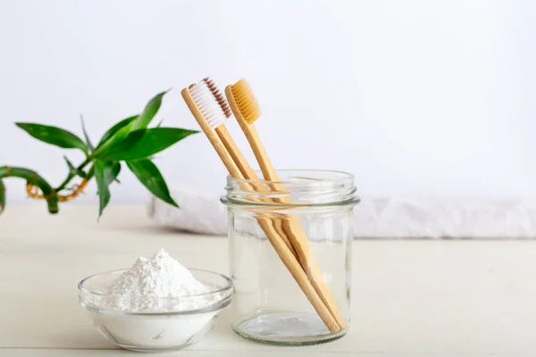 Bambu diş fırçaları, beyaz arka planda diş fırçası tozu. Doğal banyo ürünleri, bambu bitkisi. Biyoçözünür doğal bambu diş fırçası. Çevre dostu, sıfır atık, diş bakımı plastik konsepti.